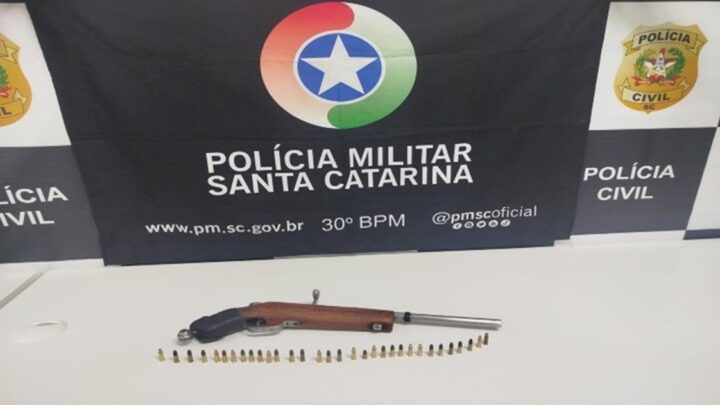 Homens são presos por posse ilegal de arma de fogo e ameaças contra policiais em Vargeão