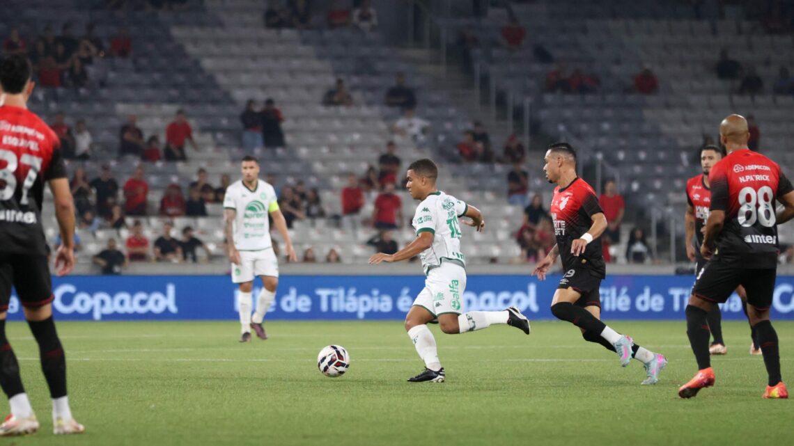 Em noite de grande atuação, Chapecoense empata com o Athletico em Curitiba Em noite de grande atuação, Chapecoense empata com o Athletico em Curitiba