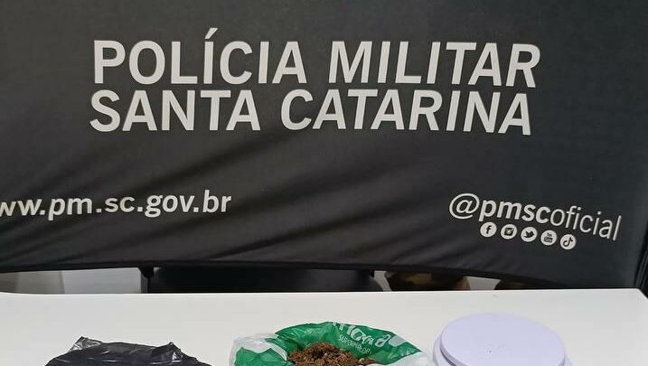 Polícia Militar apreende drogas e prende mulher por tráfico no bairro Efapi, em Chapecó