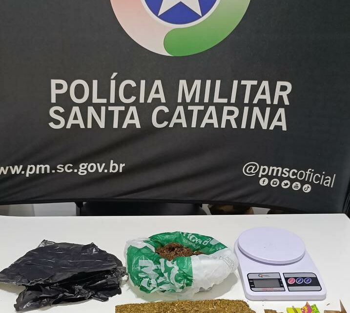 Polícia Militar apreende drogas e prende mulher por tráfico no bairro Efapi, em Chapecó Polícia Militar apreende drogas e prende mulher por tráfico no bairro Efapi, em Chapecó