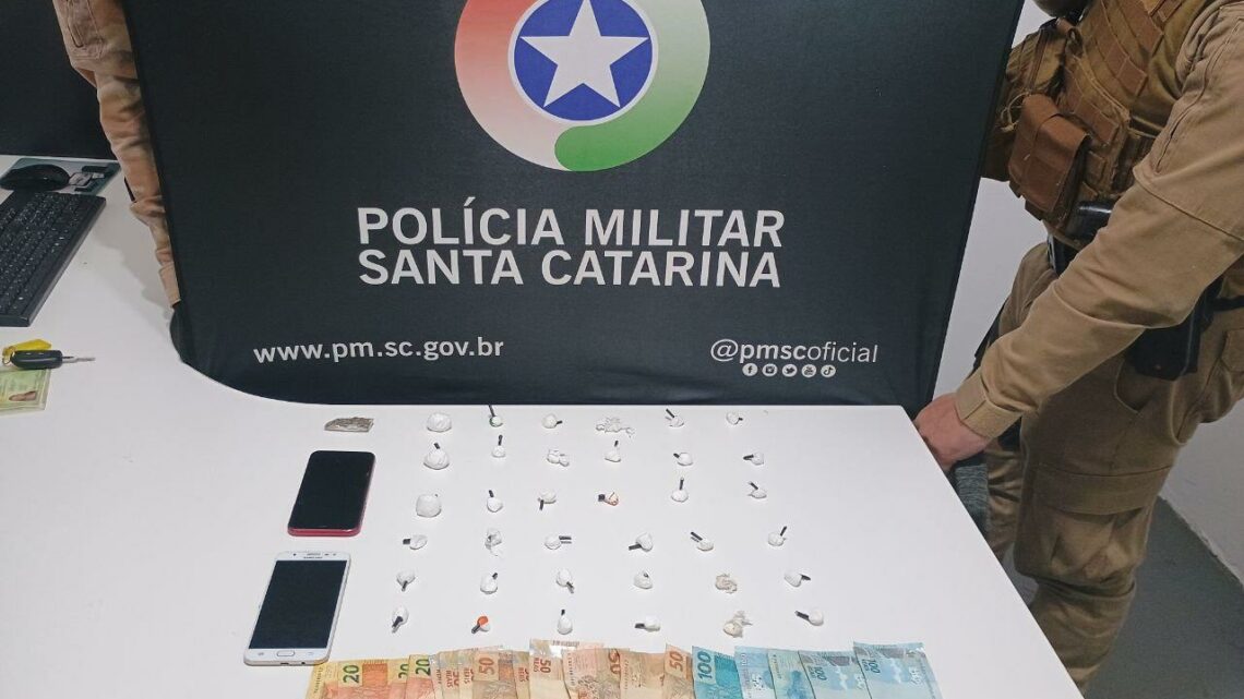 Adolescente de 16 anos é apreendida por tráfico de drogas em Chapecó Adolescente de 16 anos é apreendida por tráfico de drogas em Chapecó