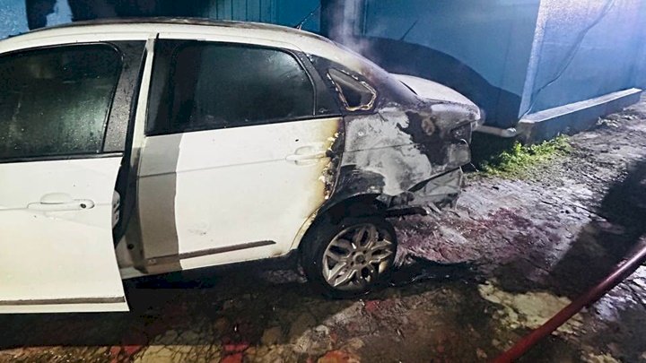 Homem é preso por incendiar carro e violar medida protetiva em Chapecó Homem é preso por incendiar carro e violar medida protetiva em Chapecó