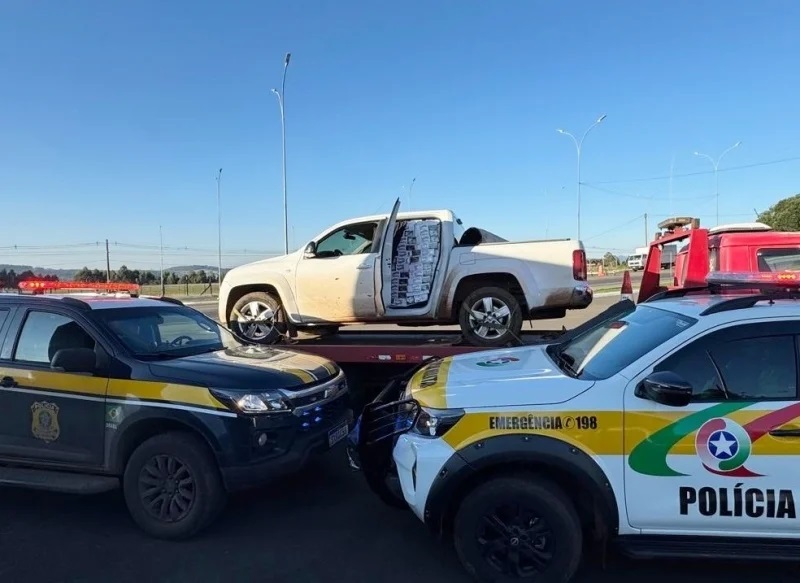 Motorista abandona caminhonete abarrotada com cigarros após perseguição policial Motorista abandona caminhonete abarrotada com cigarros após perseguição policial