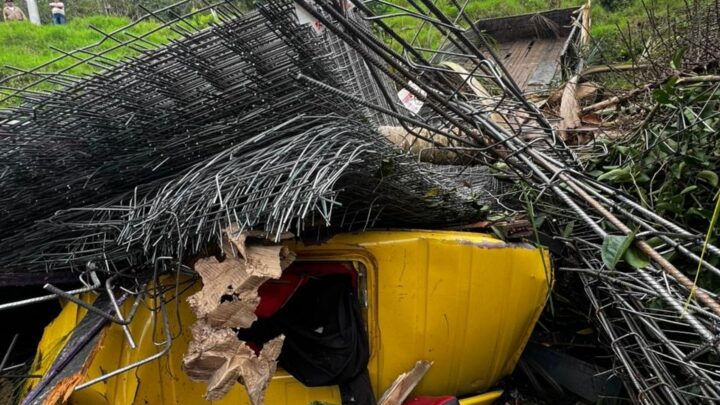 Caminhão sai da pista e despenca em ribanceira de 30 metros em Seara (SC); motorista morreu no local