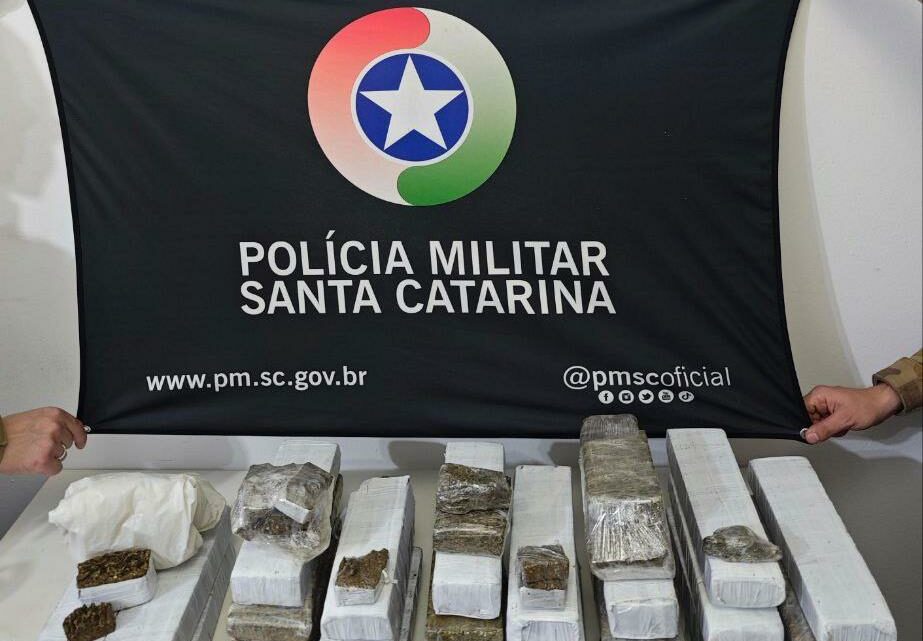 Polícia Militar apreende mais de 23 kg de maconha e prende jovem por tráfico no bairro Pinheirinho, em Chapecó Polícia Militar apreende mais de 23 kg de maconha e prende jovem por tráfico no bairro Pinheirinho, em Chapecó
