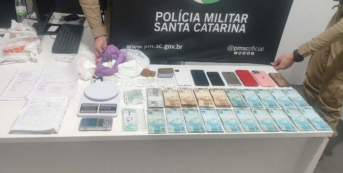PM prende foragido da Justiça e apreende drogas durante operação no bairro Presidente Médici, em Chapecó PM prende foragido da Justiça e apreende drogas durante operação no bairro Presidente Médici, em Chapecó