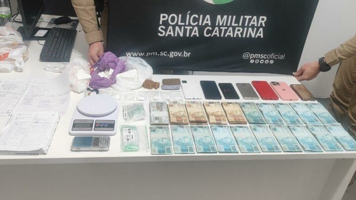 PM prende foragido da Justiça e apreende drogas durante operação no bairro Presidente Médici, em Chapecó