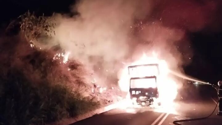 Caminhão fica destruído após pegar fogo na SC-283; veja imagens