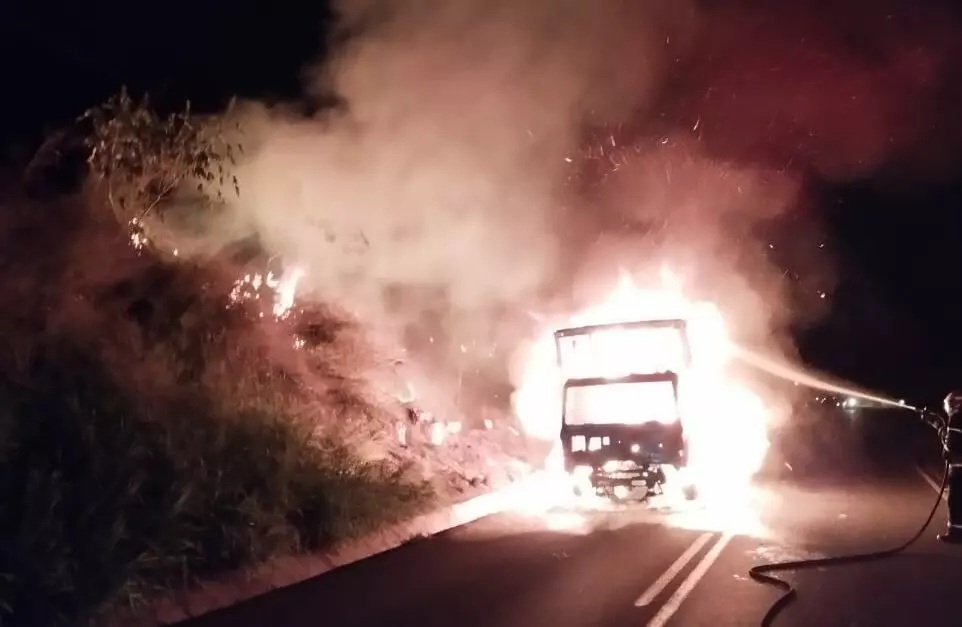 Caminhão fica destruído após pegar fogo na SC-283; veja imagens Caminhão fica destruído após pegar fogo na SC-283; veja imagens