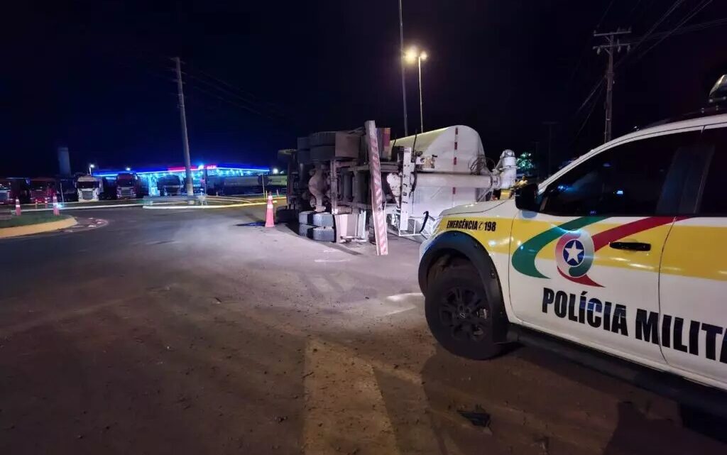 Caminhão tomba em rotatória e carga se espalha na SC-480 Caminhão tomba em rotatória e carga se espalha na SC-480