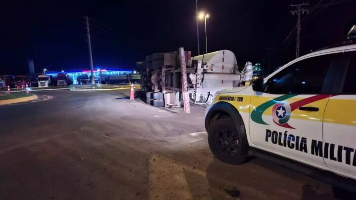 Caminhão tomba em rotatória e carga se espalha na SC-480
