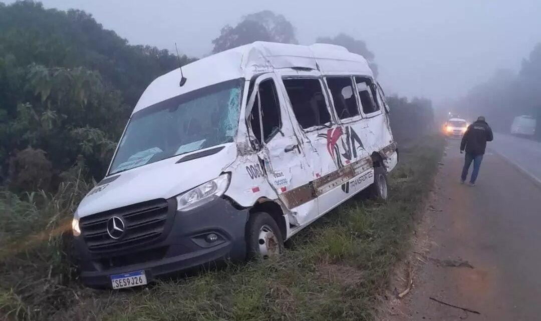 Colisão entre ônibus e micro-ônibus deixam vários feridos na BR-470 Colisão entre ônibus e micro-ônibus deixam vários feridos na BR-470