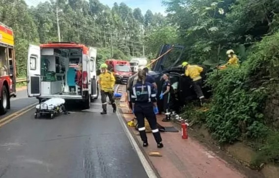 Condutor fica ferido após carro tombar no Contorno Viário em Chapecó Condutor fica ferido após carro tombar no Contorno Viário em Chapecó