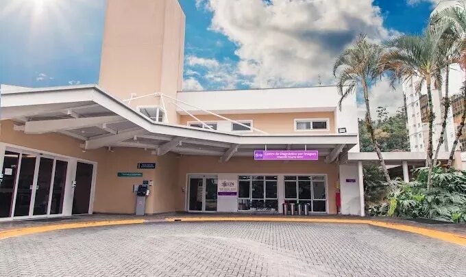 Disfarçado de paciente, homem visita hospital para tentar matar ex internada em SC