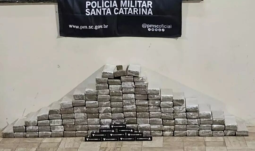 Dupla é presa transportando 100 kg de maconha na SC-480 Dupla é presa transportando 100 kg de maconha na SC-480
