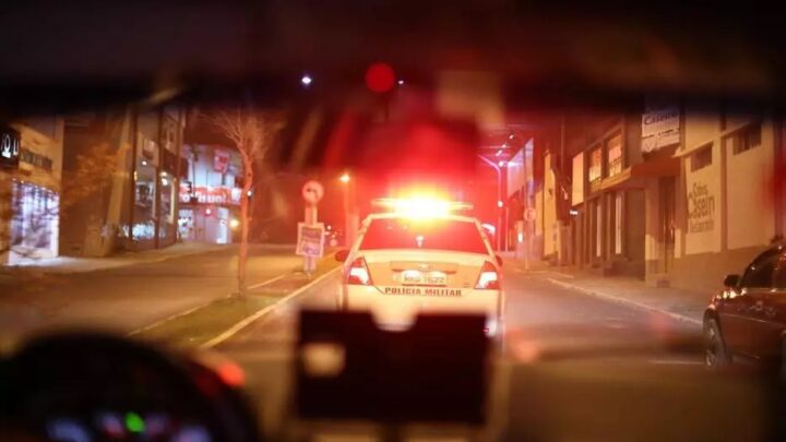 Fuga, queda e moto apreendida: jovem sem CNH tenta escapar da PMSC e acaba ferido