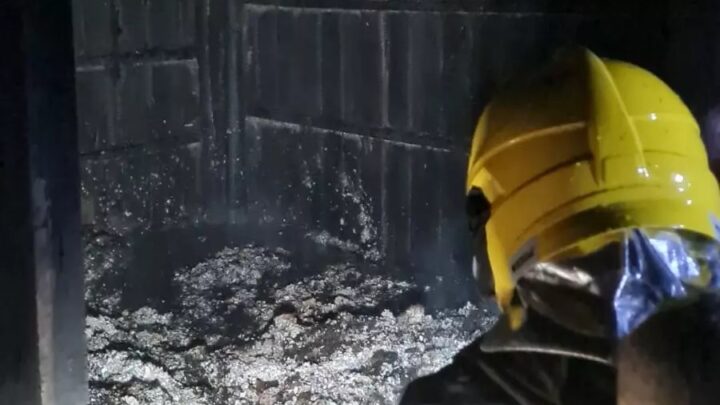 Fumaça nas janelas: incêndio atinge fábrica de papel reciclado em SC