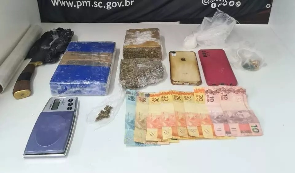 Homem é preso com drogas e por aliciar uma adolescente no Oeste de SC Homem é preso com drogas e por aliciar uma adolescente no Oeste de SC