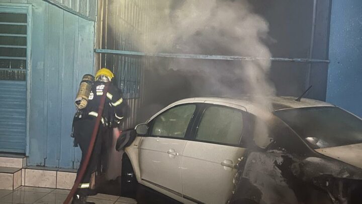 Incêndio em veículo se propaga para residência em Chapecó