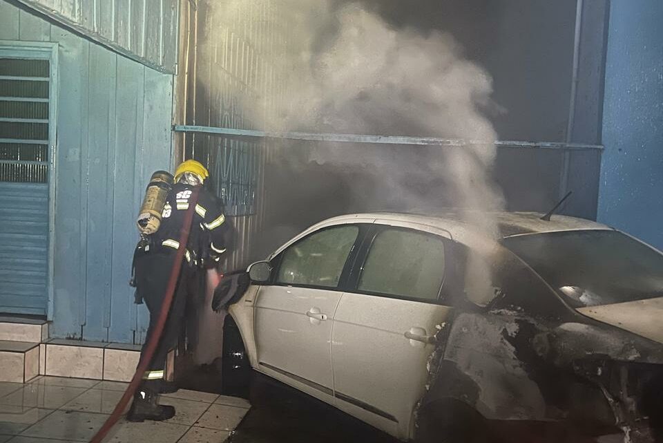 Incêndio em veículo se propaga para residência em Chapecó Incêndio em veículo se propaga para residência em Chapecó