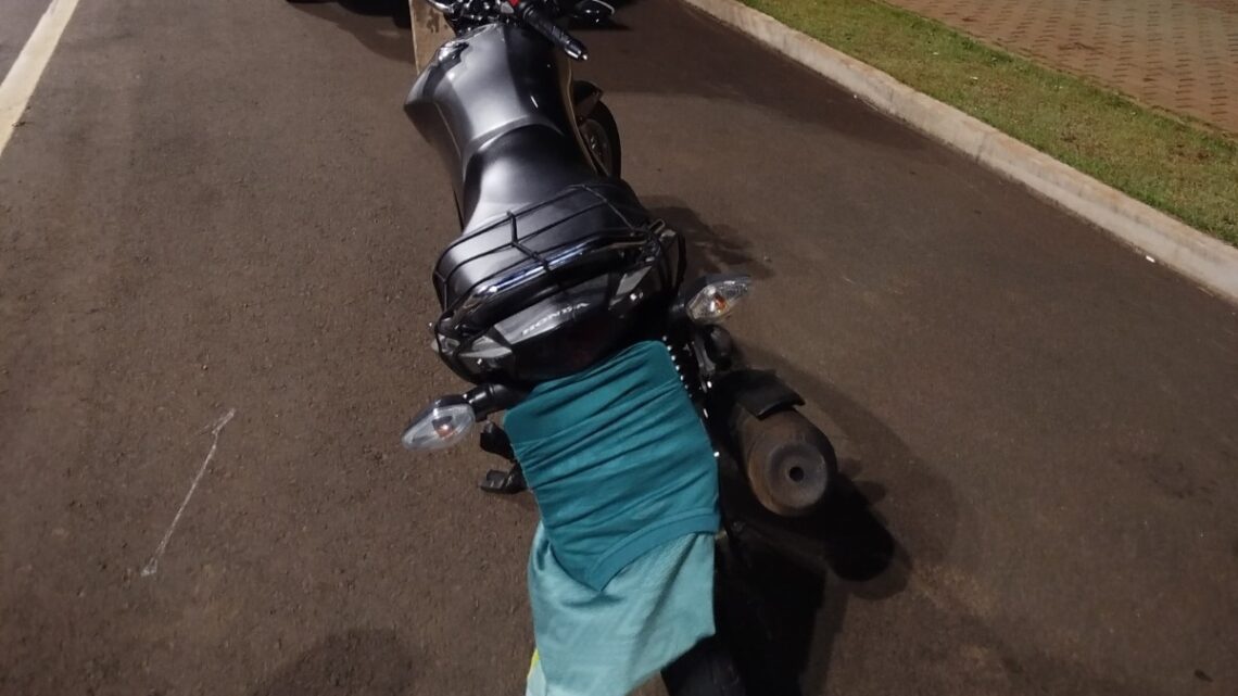 Adolescente é flagrado conduzindo moto com placa coberta em Chapecó Adolescente é flagrado conduzindo moto com placa coberta em Chapecó