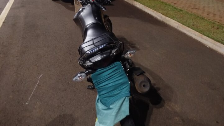 Adolescente é flagrado conduzindo moto com placa coberta em Chapecó