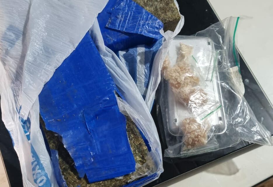 Polícia Civil prende homem de 23 anos com drogas em Chapecó Polícia Civil prende homem de 23 anos com drogas em Chapecó