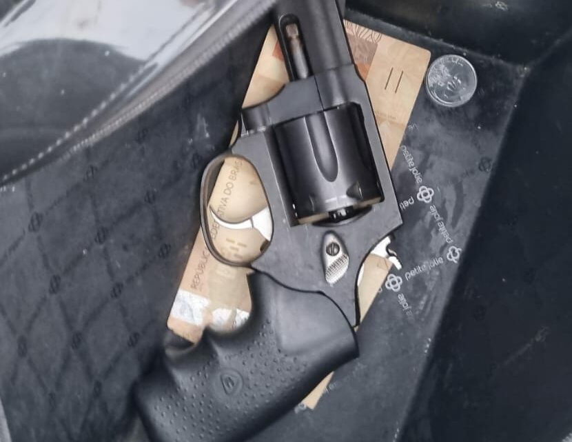 Polícia Civil cumpre mandado de busca e apreende arma de fogo em Chapecó Polícia Civil cumpre mandado de busca e apreende arma de fogo em Chapecó