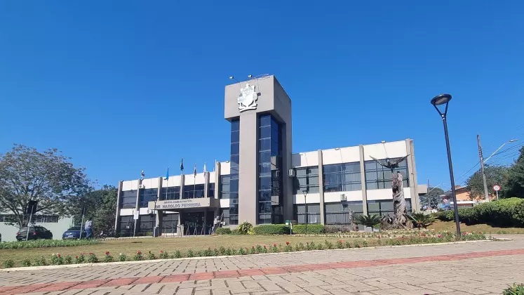 Jovem dá a luz em banheiro de prédio de prefeitura em SC Jovem dá a luz em banheiro de prédio de prefeitura em SC
