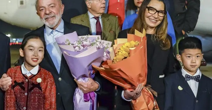 Lula leva 220 pessoas à Ásia e gasta mais de R$ 4 milhões Lula leva 220 pessoas à Ásia e gasta mais de R$ 4 milhões