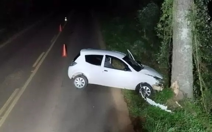 Motorista bate em árvore e fica gravemente ferido na SC-154 Motorista bate em árvore e fica gravemente ferido na SC-154