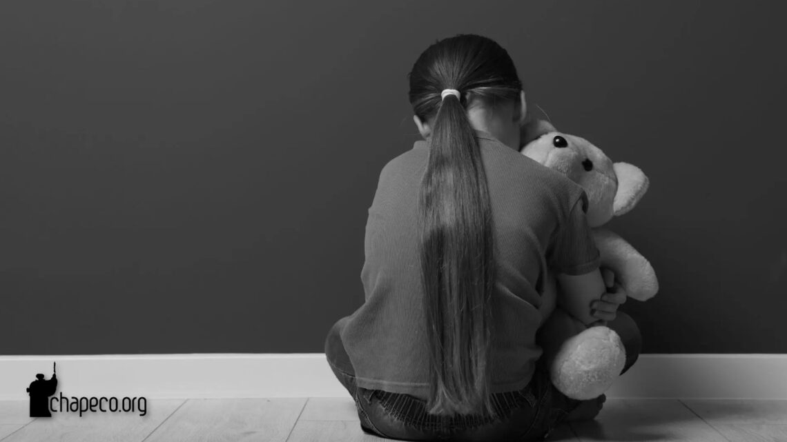 Mulher é presa por deixar filha de 5 anos ser estuprada por três homens Mulher é presa por deixar filha de 5 anos ser estuprada por três homens