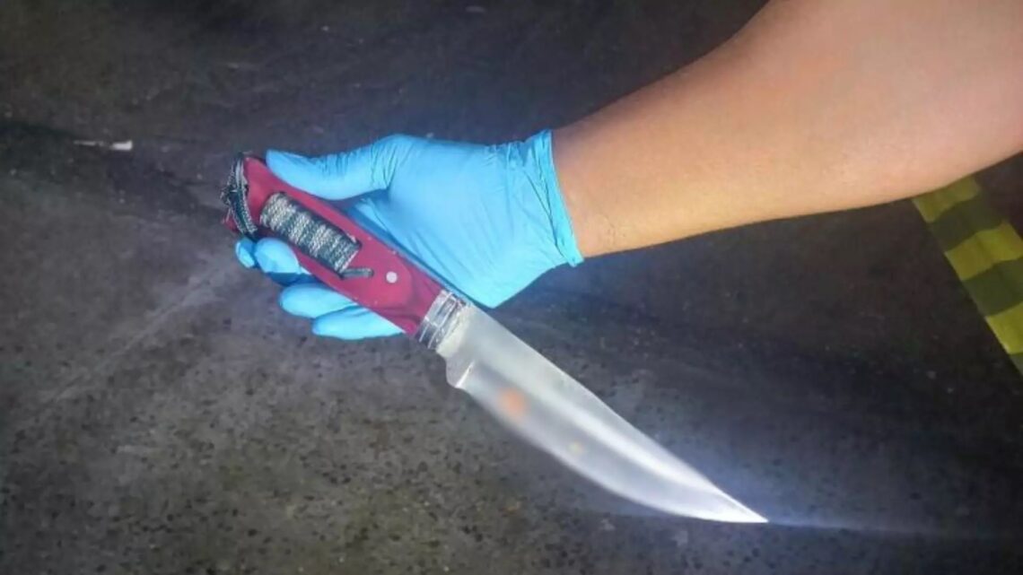 Homem é esfaqueado em SC e suspeito é preso com a arma do crime Homem é esfaqueado em SC e suspeito é preso com a arma do crime