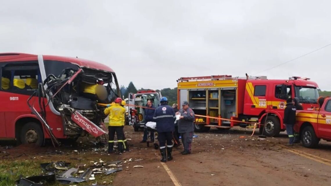 Motorista fica preso às ferragens em acidente entre caminhão e ônibus na BR-282 Motorista fica preso às ferragens em acidente entre caminhão e ônibus na BR-282