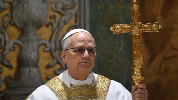 Papa Leão XIV defende família ‘entre homem e mulher’ como base da sociedade
