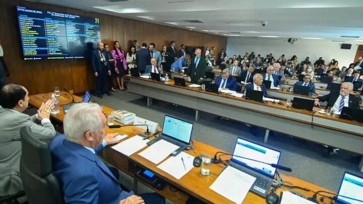 CCJ do Senado aprova o fim da reeleição para prefeitos, governadores e presidente