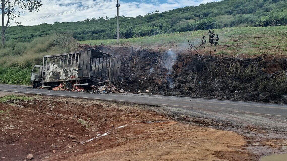 Incêndio em caminhão mobiliza bombeiros na SC-283 em Planalto Alegre Incêndio em caminhão mobiliza bombeiros na SC-283 em Planalto Alegre