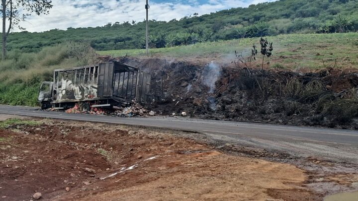 Incêndio em caminhão mobiliza bombeiros na SC-283 em Planalto Alegre