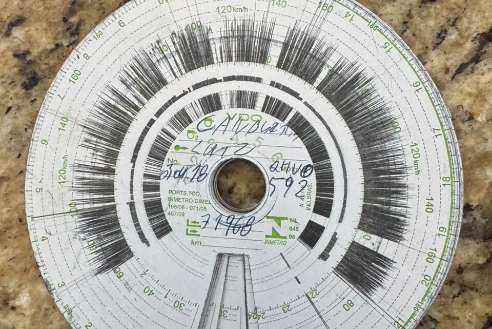 Caminhoneiro é flagrado com disco de tacógrafo usado desde 2017 Caminhoneiro é flagrado com disco de tacógrafo usado desde 2017