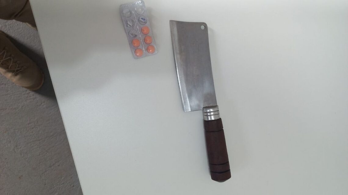 Homem é preso após agredir com um “cutelo” sua companheira em Chapecó Homem é preso após agredir com um “cutelo” sua companheira em Chapecó