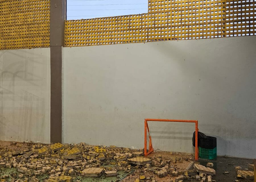 Vendaval provoca queda de muro em escola de Mondaí e deixa seis crianças feridas Vendaval provoca queda de muro em escola de Mondaí e deixa seis crianças feridas