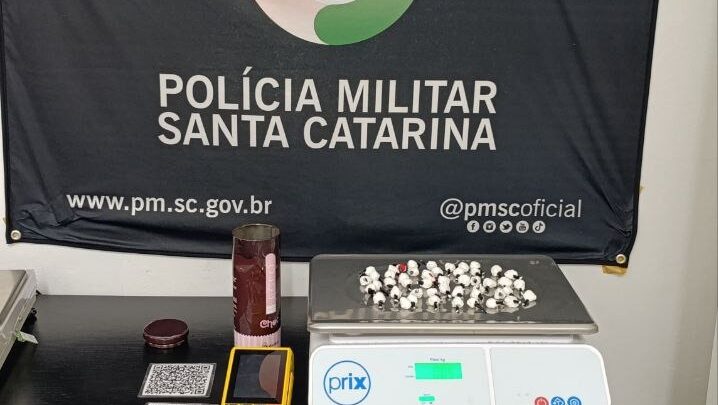 Casal é preso por tráfico de drogas em Chapecó após abordagem da Polícia Militar