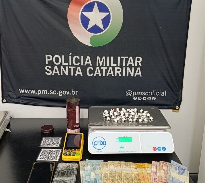 Casal é preso por tráfico de drogas em Chapecó após abordagem da Polícia Militar Casal é preso por tráfico de drogas em Chapecó após abordagem da Polícia Militar