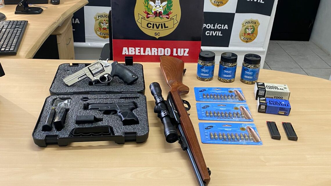 Polícia Civil cumpre mandado e apreende armas de fogo em caso de violência doméstica no oeste Polícia Civil cumpre mandado e apreende armas de fogo em caso de violência doméstica no oeste