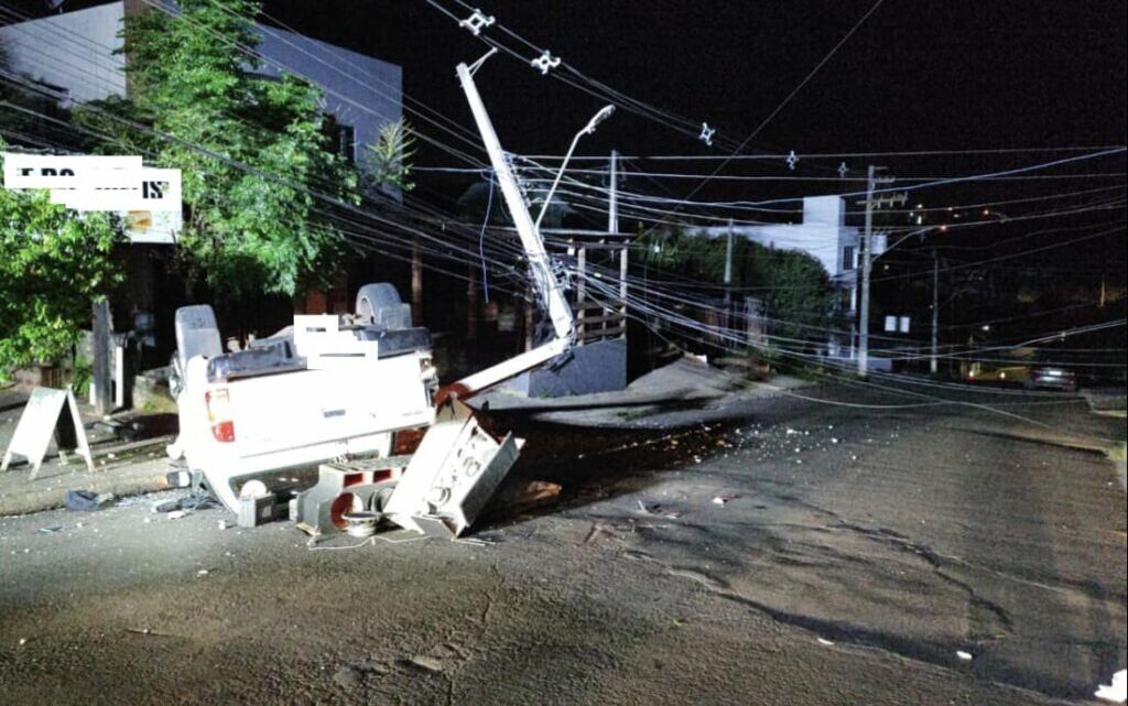 Veículo capota após colidir com poste na madrugada de sábado em Chapecó Veículo capota após colidir com poste na madrugada de sábado em Chapecó