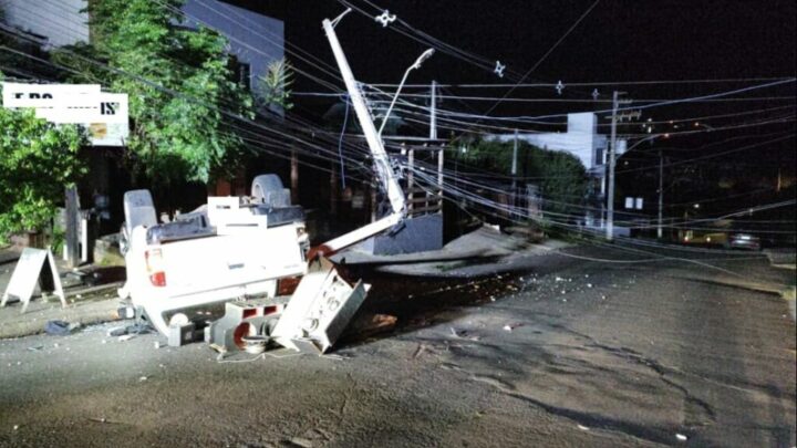 Veículo capota após colidir com poste na madrugada de sábado em Chapecó