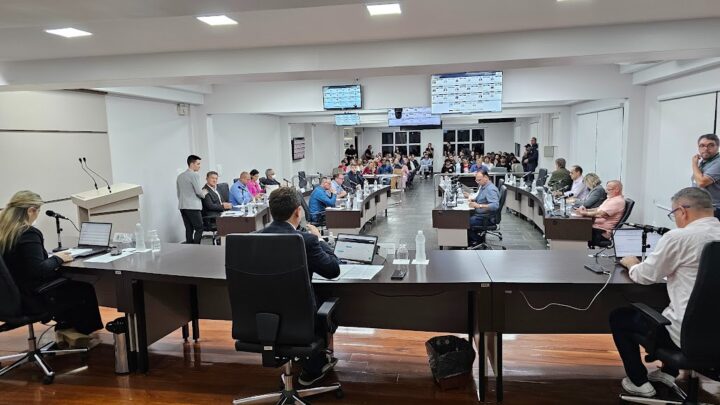 Noite de decisões: sessão em horário diferenciado aprova quatro projetos de impacto no dia a dia dos chapecoenses
