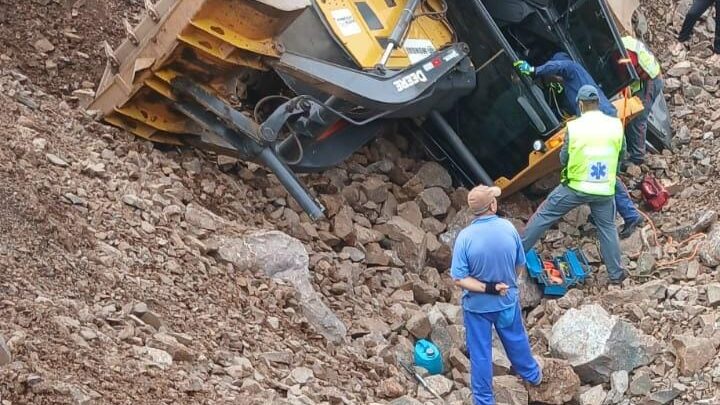 Homem fica ferido após tombamento de retroescavadeira no interior de Mondaí