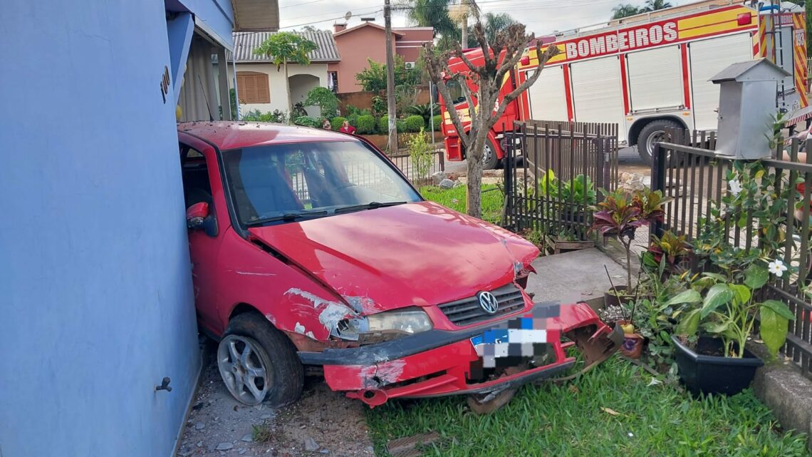 Carro sai da pista e colide em residência no centro de São João do Oeste Carro sai da pista e colide em residência no centro de São João do Oeste