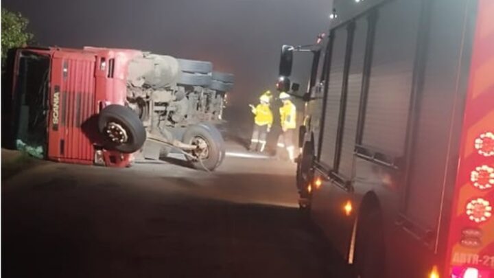 Caminhão tomba sobre ponte e motorista é levado ao hospital em SC
